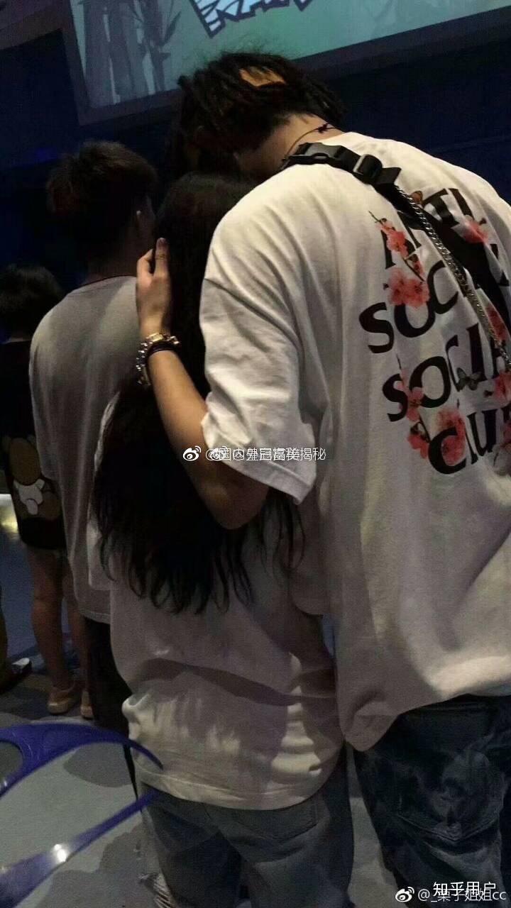 有孟子坤和包露佳的合照吗