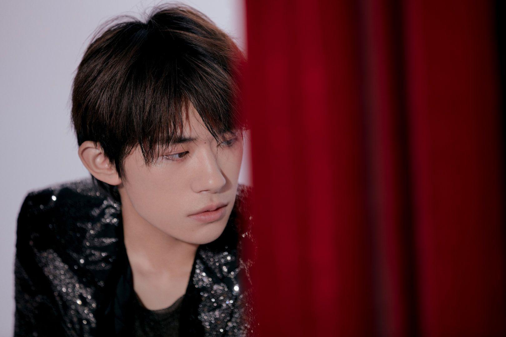 易烊千玺玊尔演唱会图片 v2-ddc4c6d899b7f6c6fd8b9d847bf49624_r.jpg