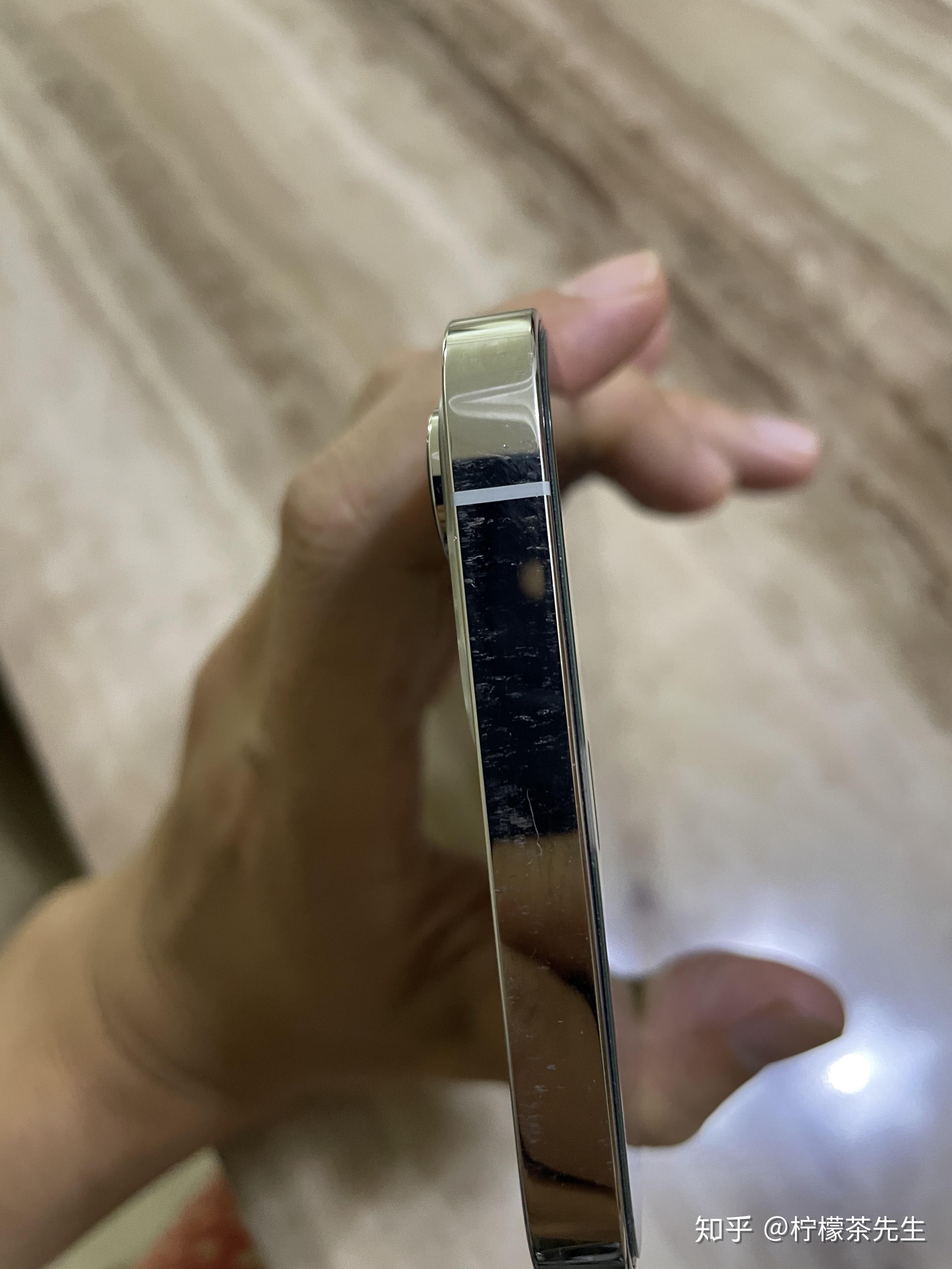 新买没多久的iphone12promax两边出现划痕正常吗