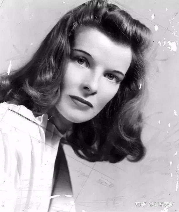 里,被男主人公关在阁楼里,有着神秘,怪异笑声的女人,他的前妻伯莎