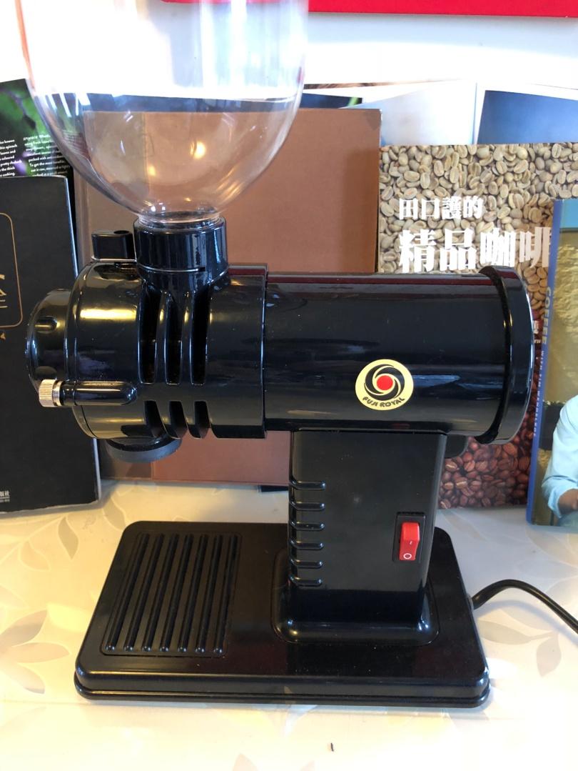 磨豆机推荐hario的v60手冲滤杯,其材料主要有树脂,陶瓷,玻璃,金属.