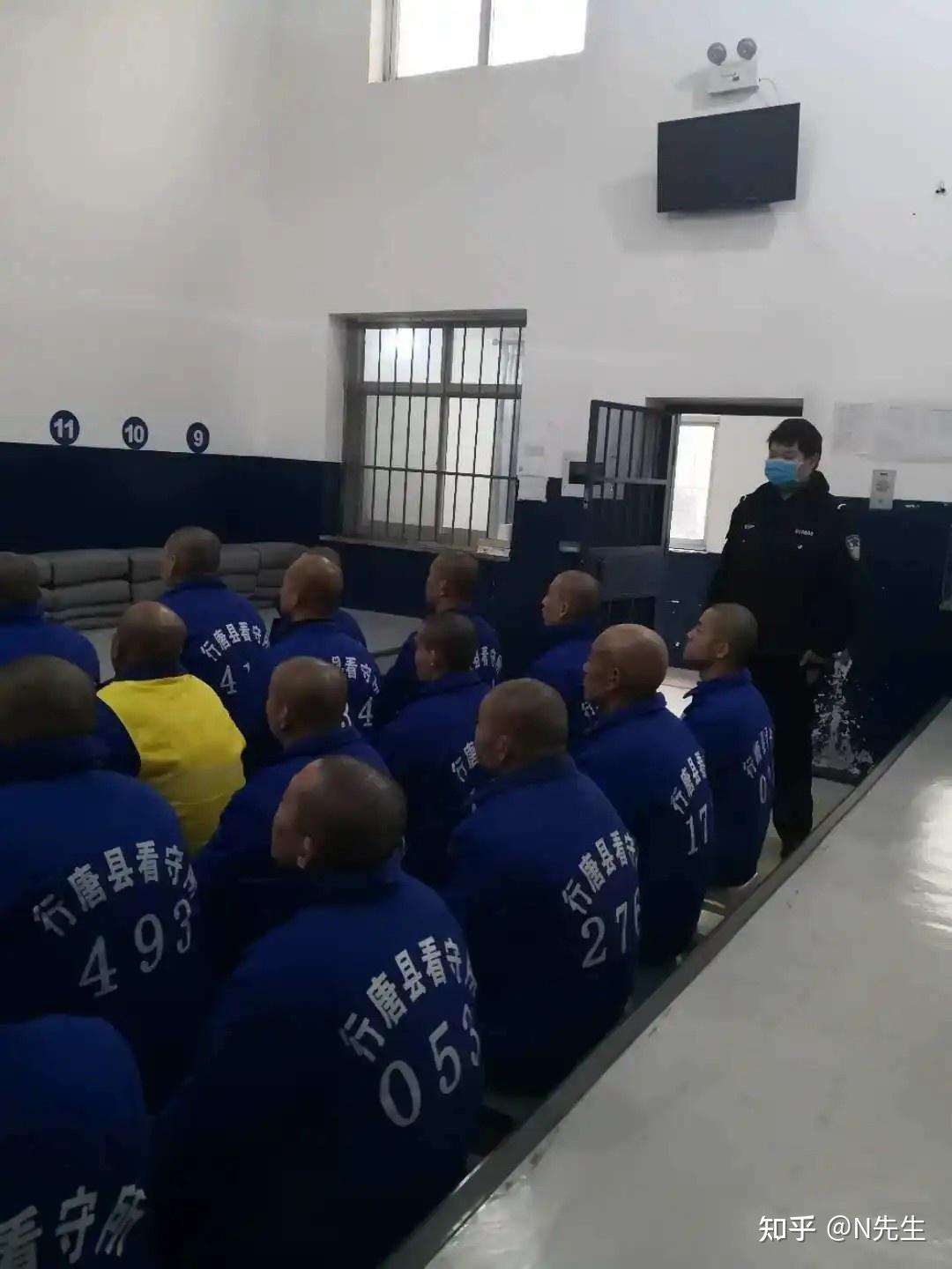 在看守所睡觉也要穿马甲戴手铐脚镣吗?