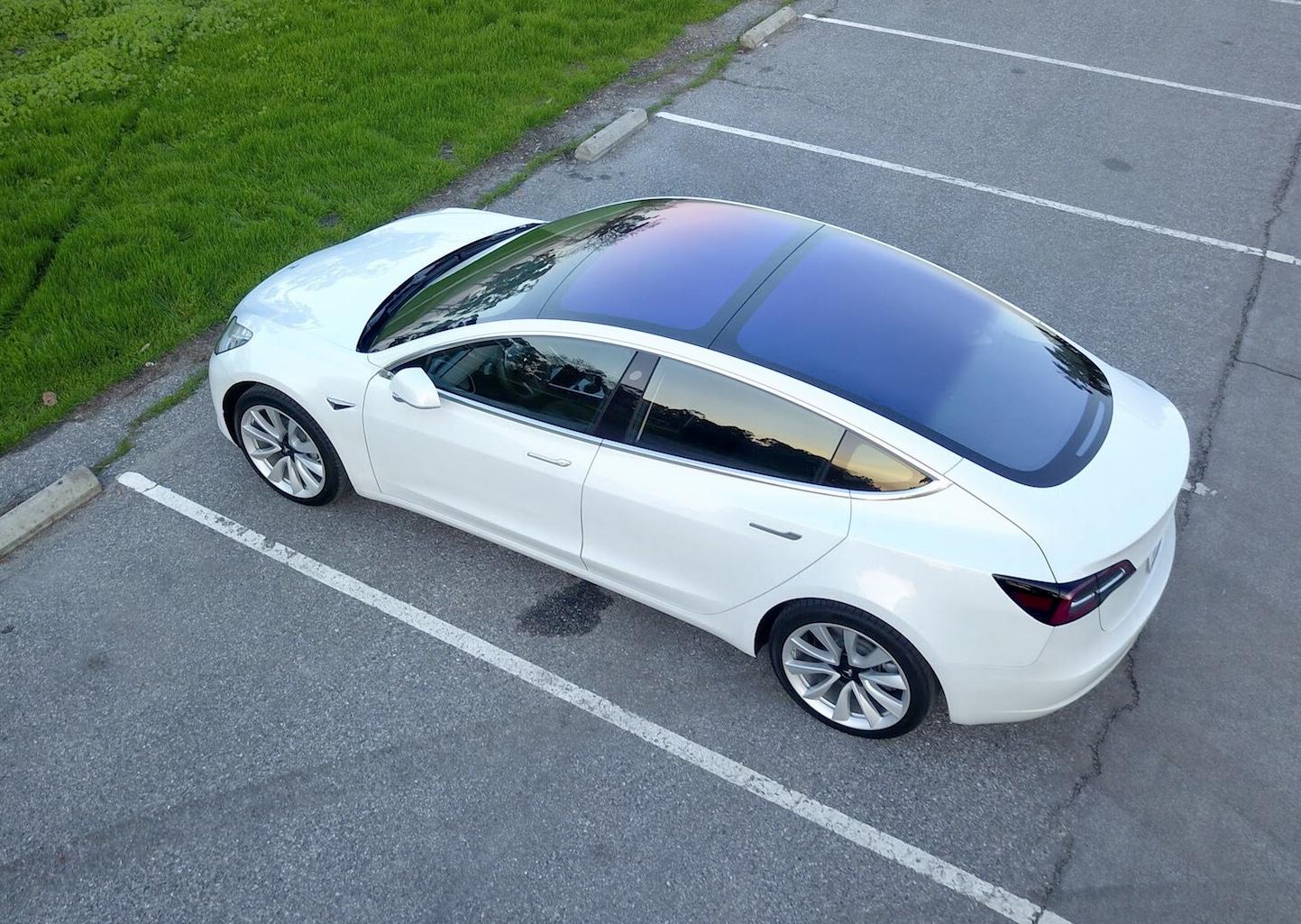 就是惊讶于这看似极不成比例的硕大全景天窗:ryan woo:tesla model 3