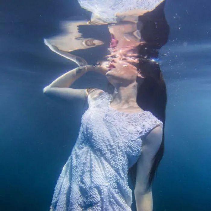 有没有女生沉溺深海的头像