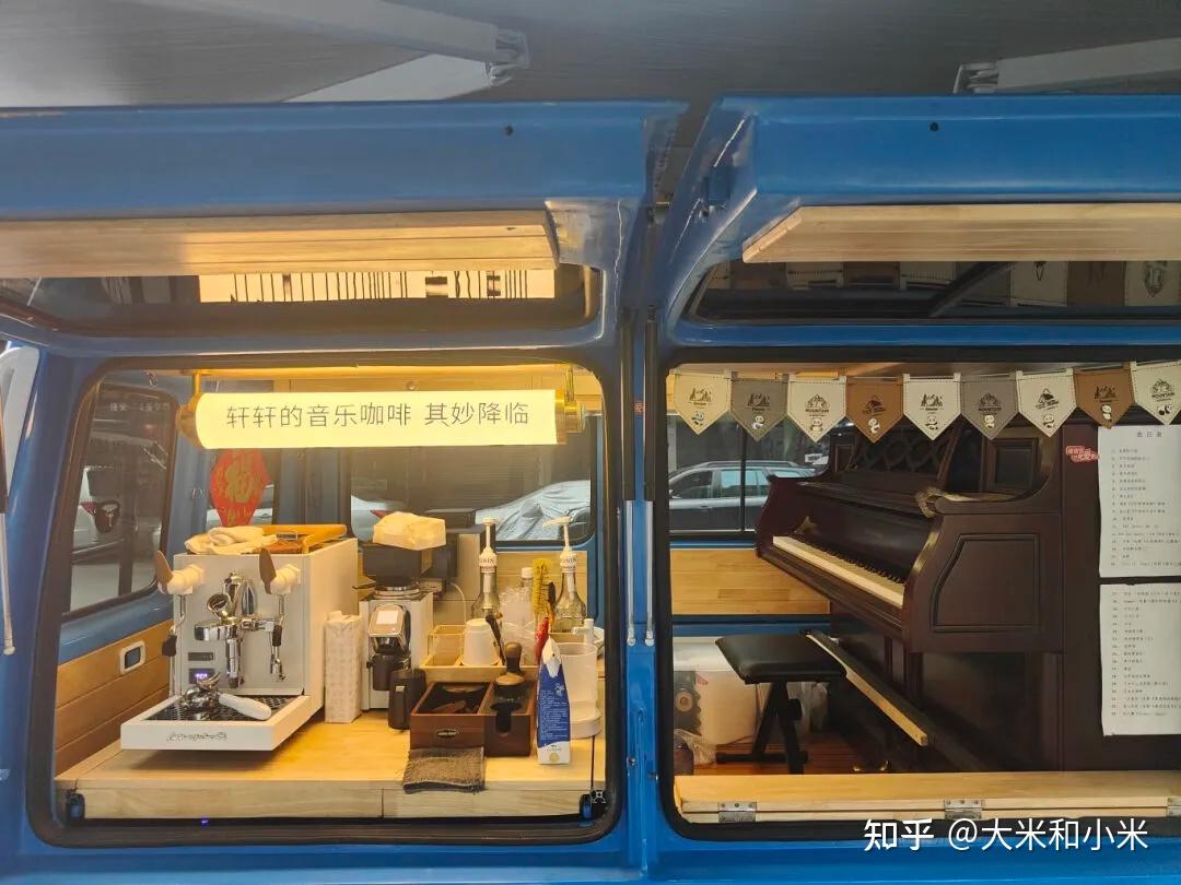 16岁自闭症少年摆摊卖咖啡日入800,爸爸:希望更多人排斥他!