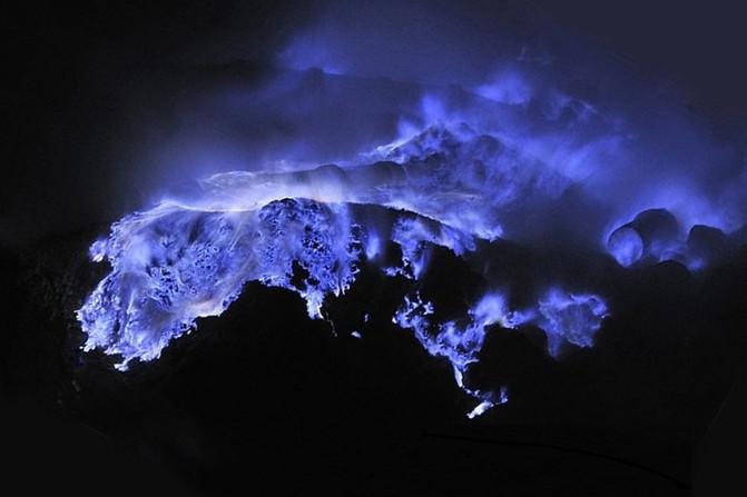燃烧蓝色火焰的火山口这里是现实中的地狱之门