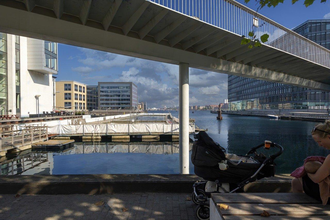 3. 色调氛围营造