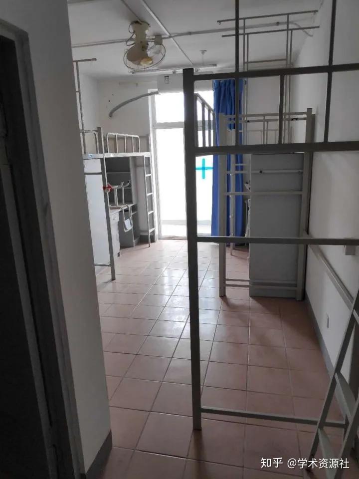 双一流高校博士公寓违规增设床位堵塞消防通道引热议你怎么看