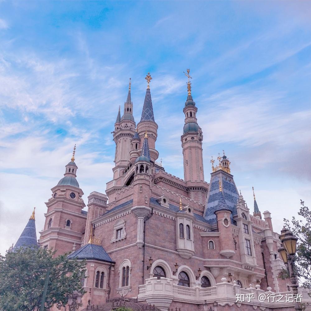 一,迪士尼(cr:我)上海迪士尼是中国内地第一个迪士尼乐园,也是亚洲三