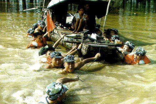 军人优先购票时被后面排队的人说「当兵的了不起啊