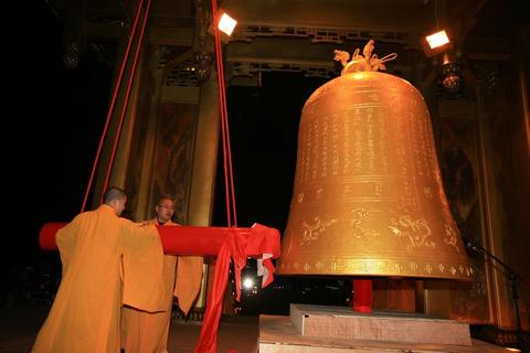 购买少林寺洪钟一口,直径一米的那种 挂在宿舍,对方一旦开始练琴 便用