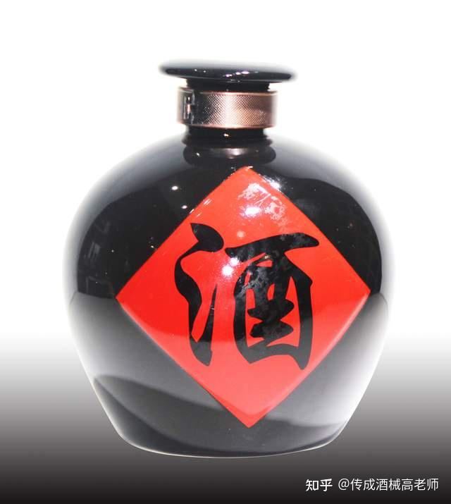 蒸馏设备里面蒸馏,不添加任何香精勾兑的原汁原味的秋葵酒就做好了