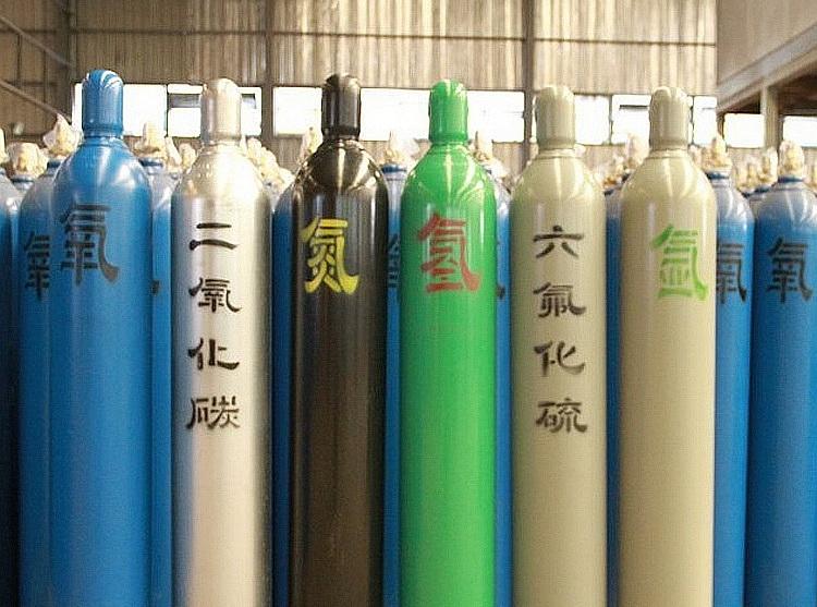 新冠病毒重症患者使用的氧气瓶为什么是蓝色的 绿色钢瓶装的又是什么气体 知乎