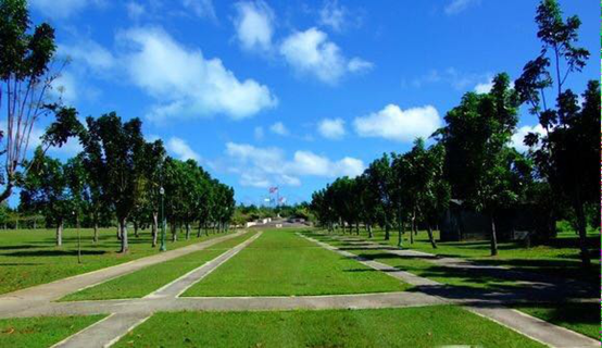 塞班島美國紀念公園中央以蔚藍的天空為背景豎立著國旗及紀念塔.