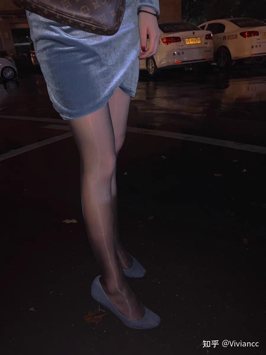 女生喜欢穿肉色丝袜还是黑丝袜