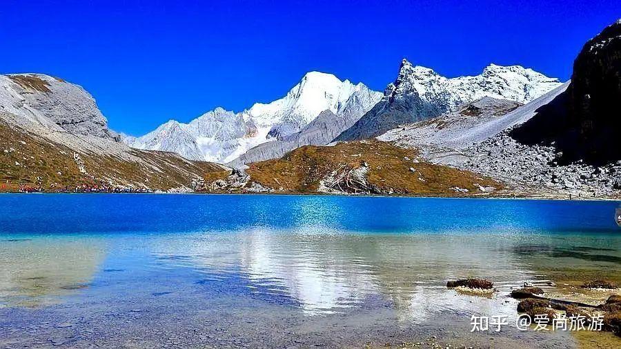 香格里拉依山依水而建,以哈巴雪山为城基,金沙江为护城河.不仅