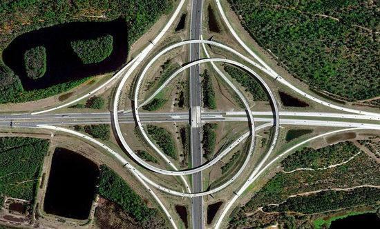 苜蓿叶式立交桥相邻两个方向左转冲突怎么解决