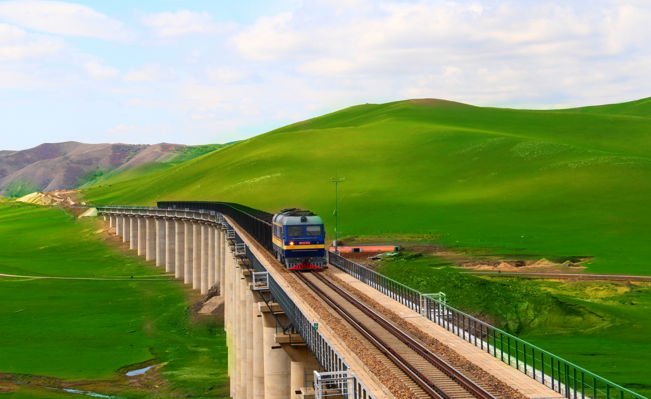赤大白铁路公司通过生态环保治理, 沿线沙害地段治理等,打造了"路在绿