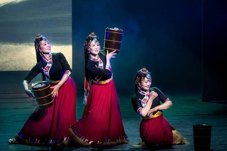 陈秀兰久违的舞台丰茂的牧场再现挤奶姑娘