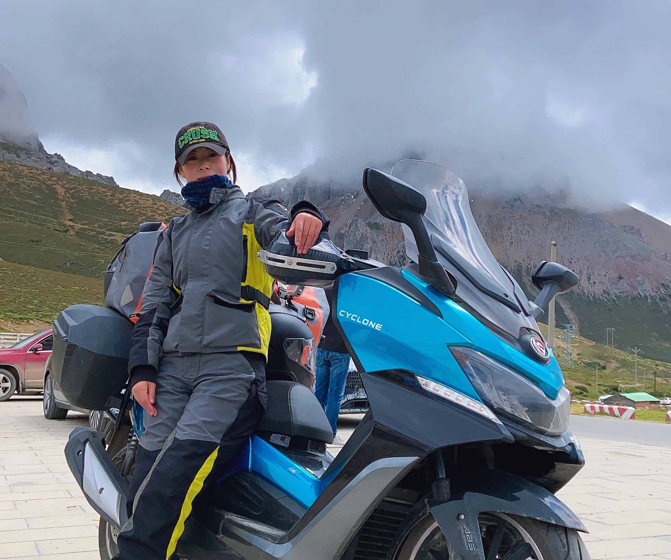 女骑士摩旅路上风雨交加终于到香格里拉逛香格里拉只需20分钟