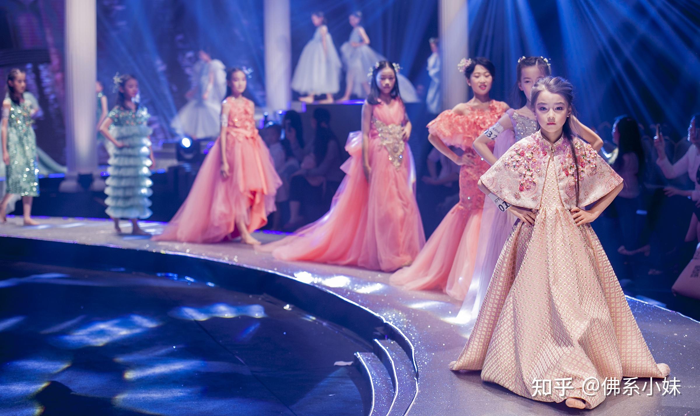 中国数万儿童选择秀场偶像少儿模特t台走秀的真实背景