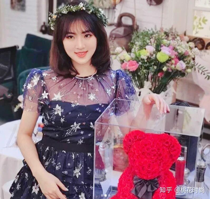 任正非小女儿姚安娜,与名媛好友同登时尚杂志,曹译文无缘c位