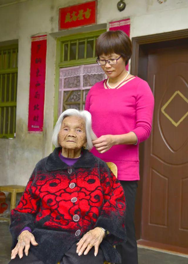 四头四尾的最美客家妇女记全国最美家庭代表肖巧红