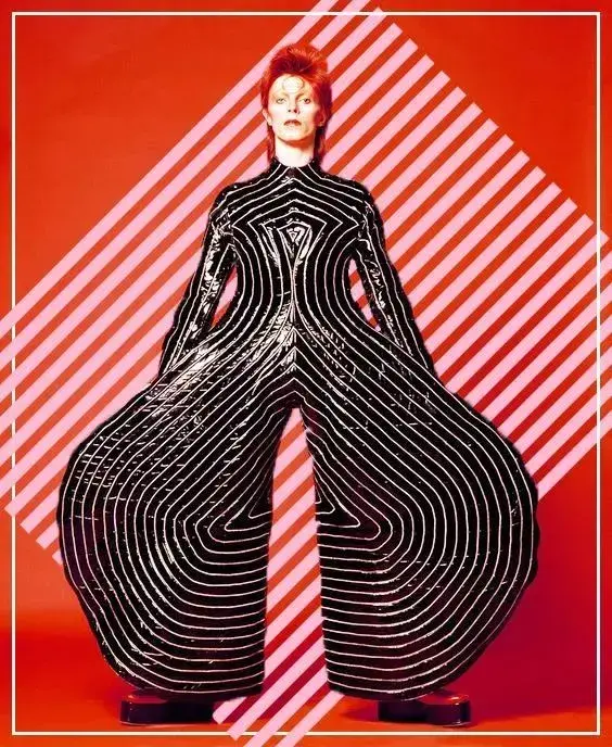 听说时尚界的坎普风是从法语圈吹来的