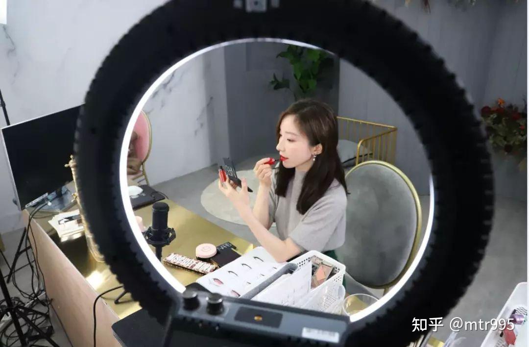 创作者对着镜头做口播拍摄的场景图