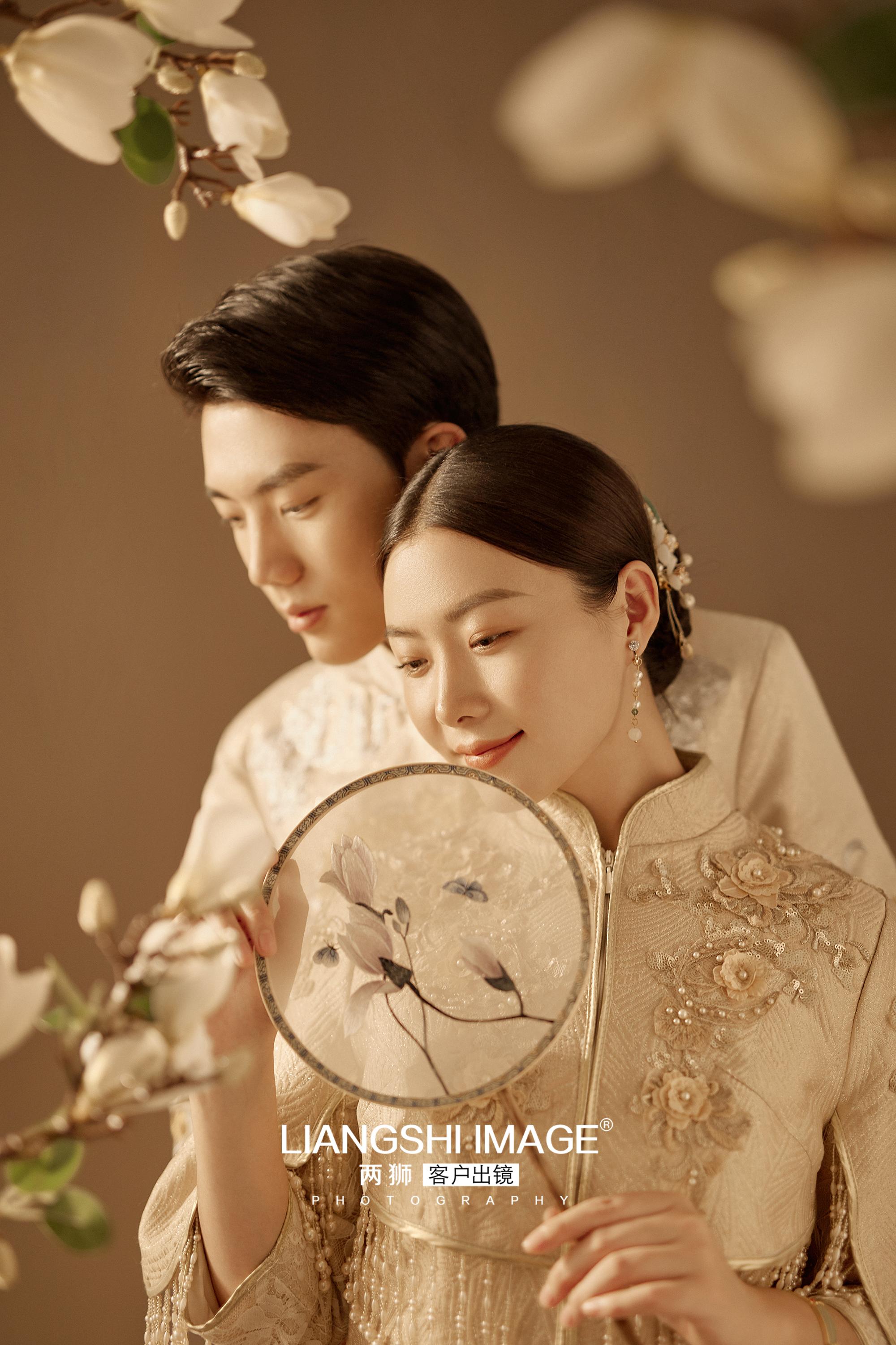 秀禾服室内婚纱照描绘古典爱情画卷