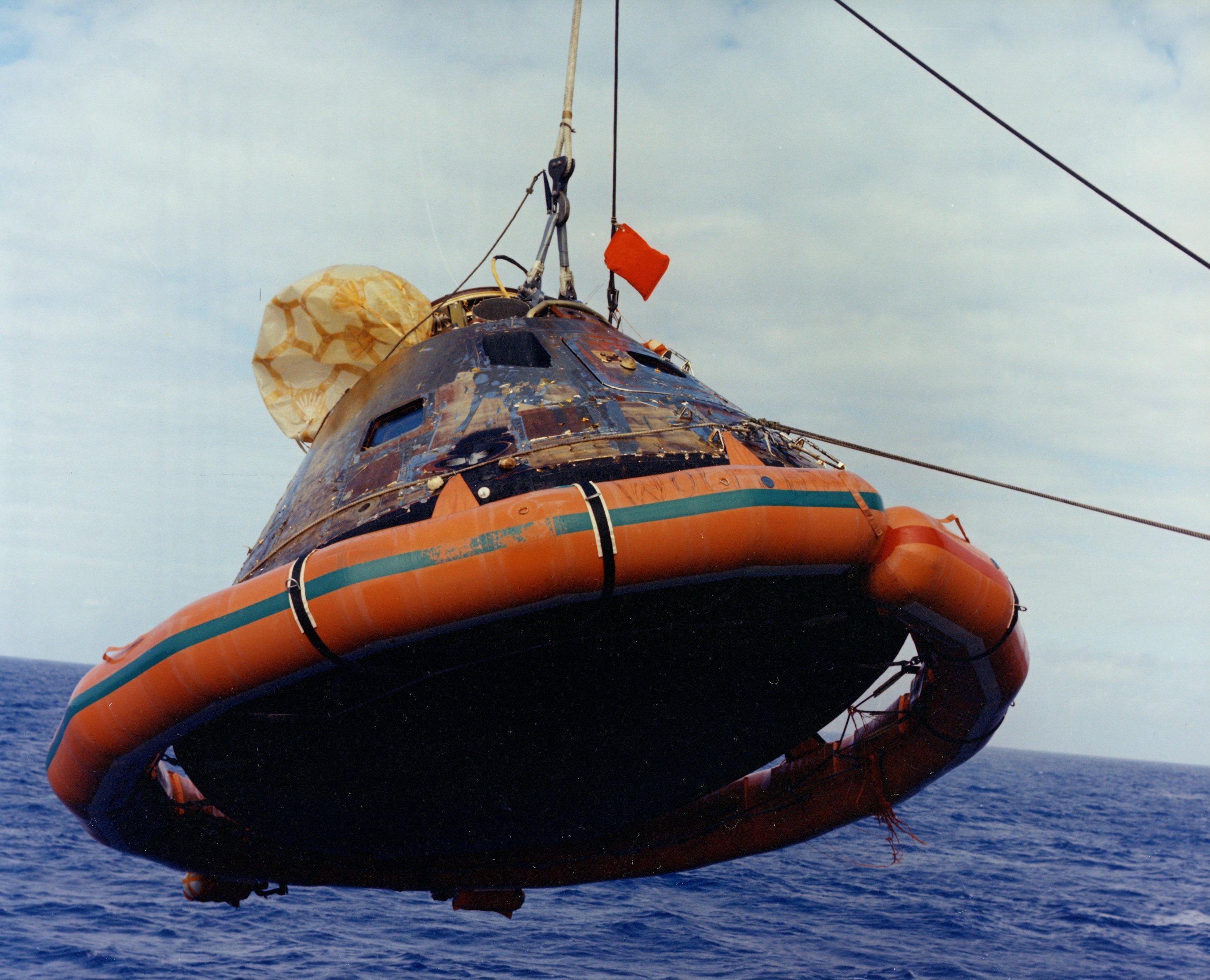 阿波罗飞船的飞控是由宇航员控制还是地面控制或者是计算机控制