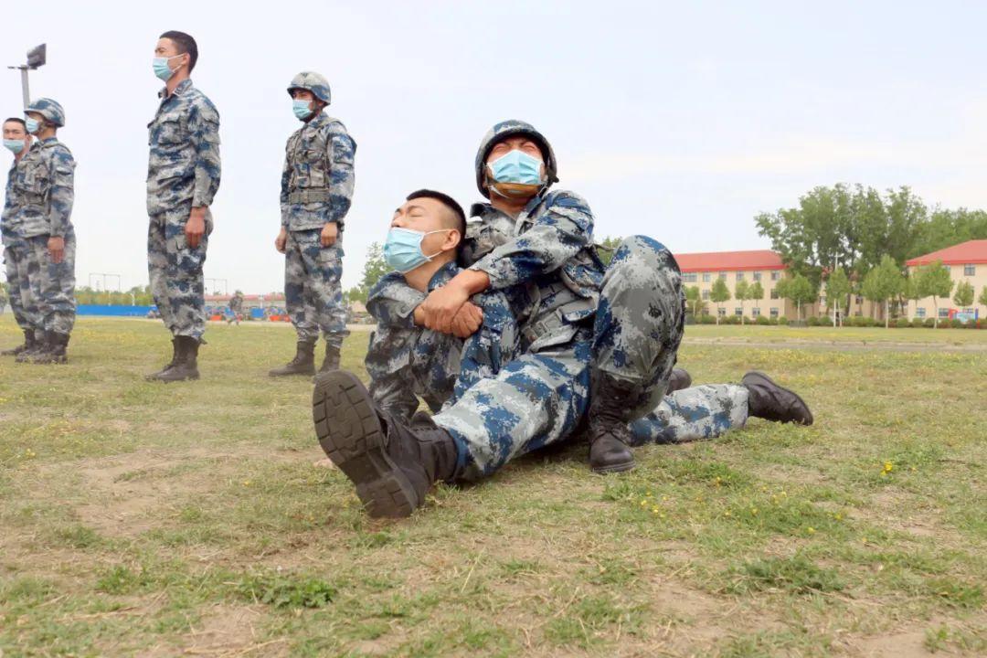 腿涮摔踏裆警卫战士你们挥洒汗水精武强能你们为青春拼搏的样子帅极了