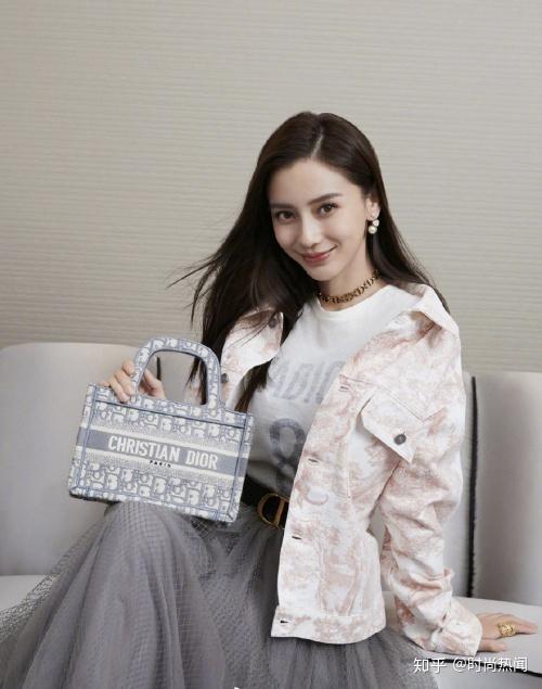 迪奥品牌大使杨颖angelababy精彩诠释book tote手袋彰显绰约风姿.