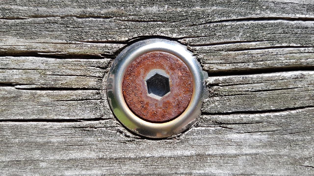 4. 钳子夹紧拧动