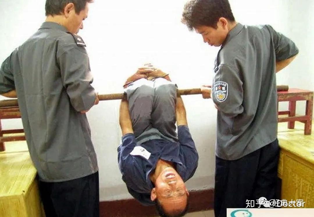 那些审讯人员有的跟杜培武熟悉,他们在用刑的时候,冷冷地对杜培武说:"