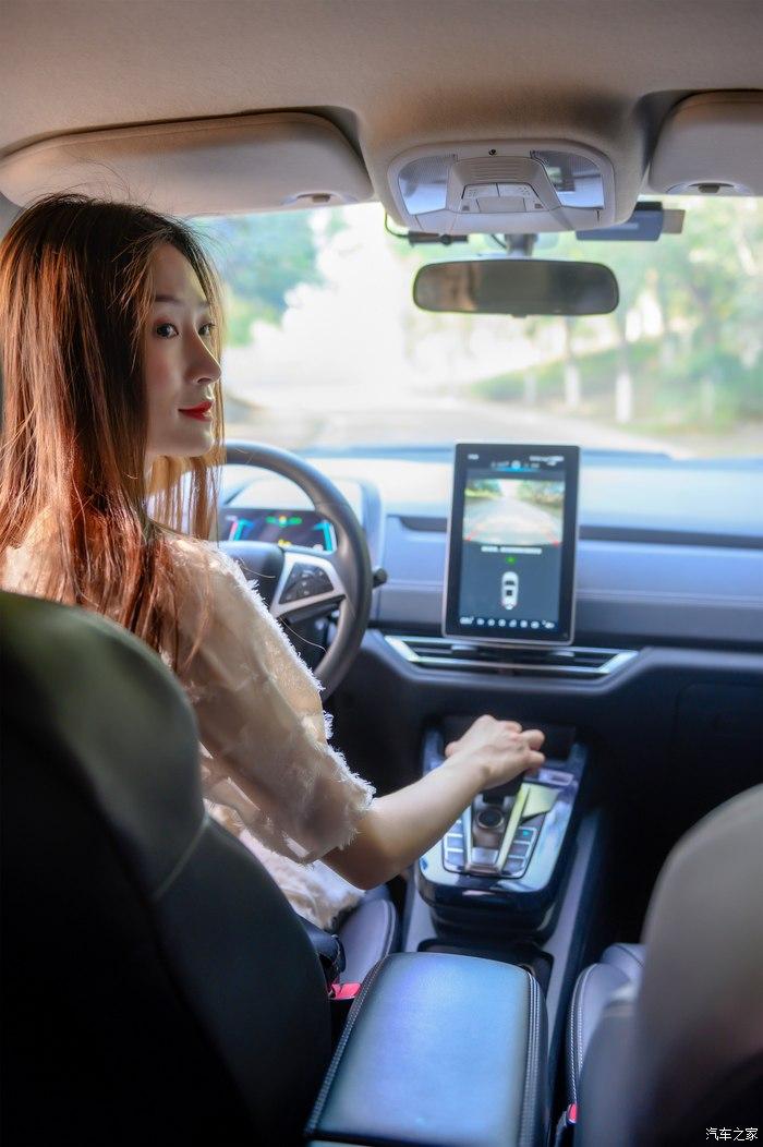 女司机驾车去公园兜风小巧易上手帅气有颜的元ev