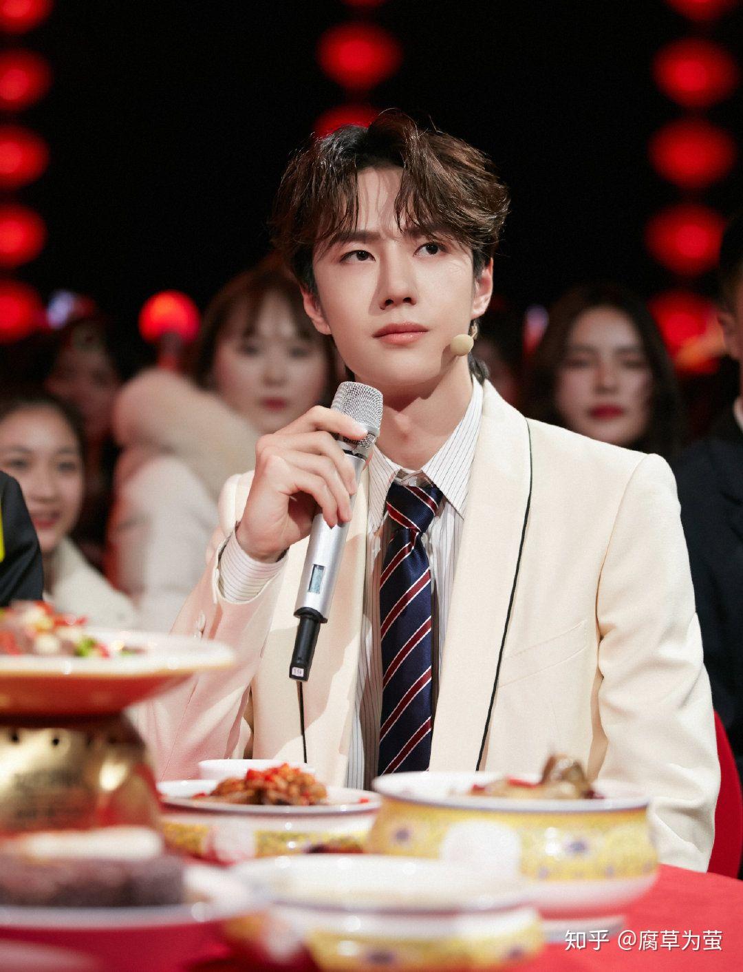 如何评价王一博在2020年湖南卫视春晚上的魔术表演?