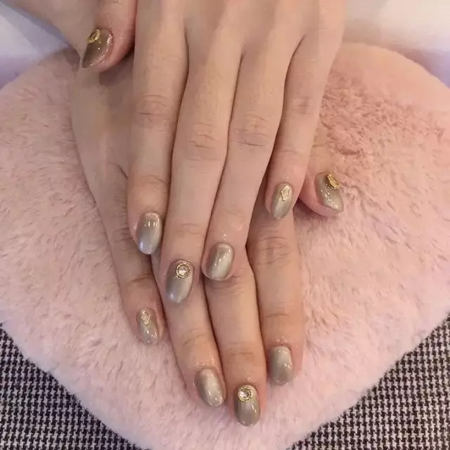 这里可能是最全的新年美甲集合了-新年美甲图片2021简单大方红色衣服