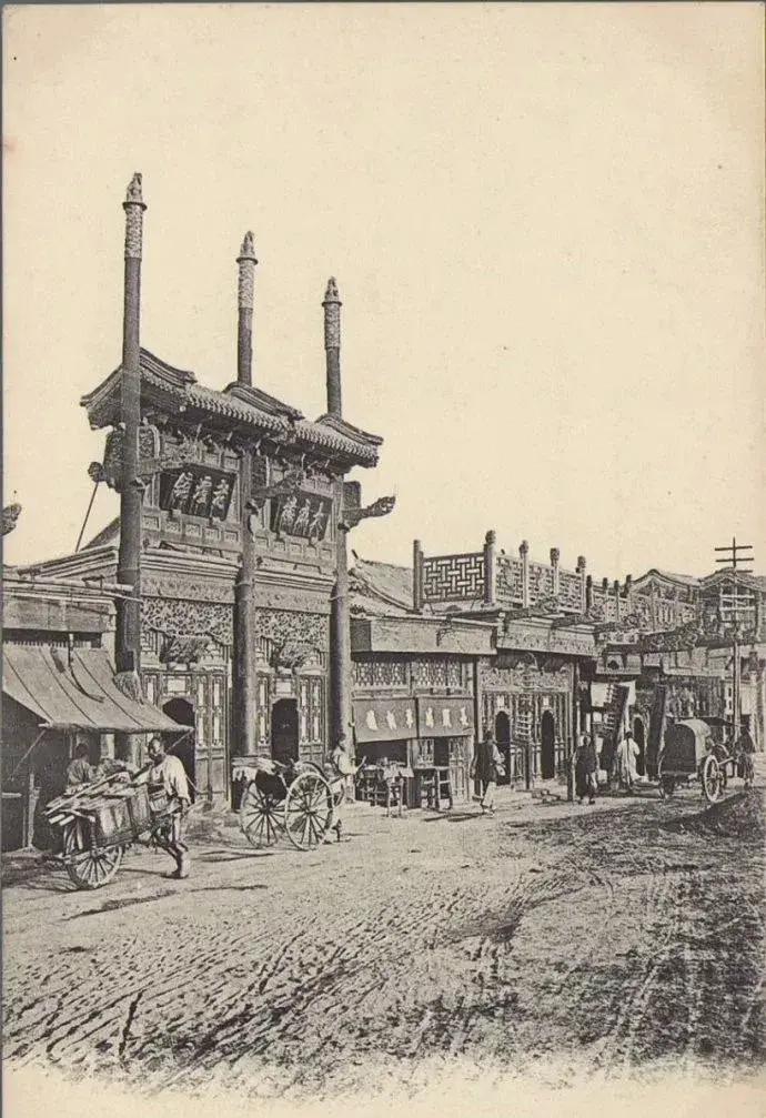 1900年,东四牌楼附近大成楼老炉铺三柱两楼冲天式门脸儿牌楼1900年