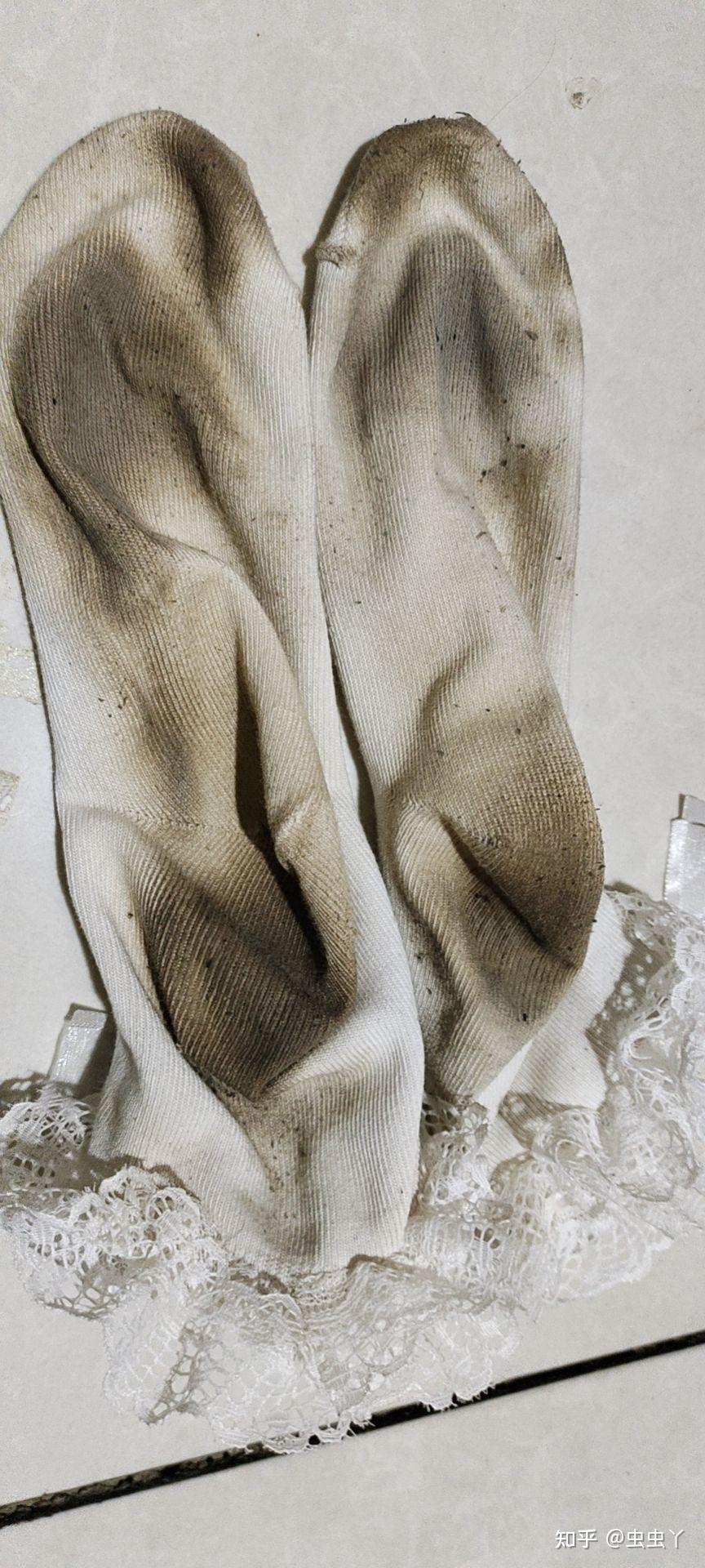 女生脚和袜子会臭吗?