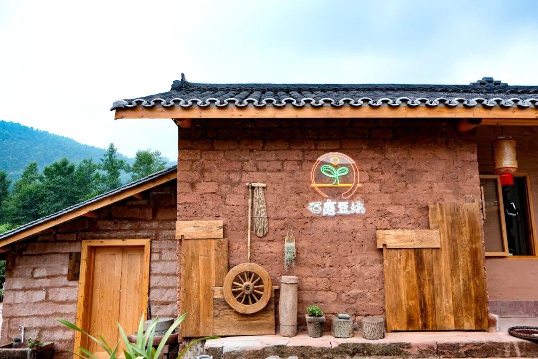 到国际竹艺城,感受国家级非遗"青神竹编"的神奇魅力;打卡熊猫馆,竹里