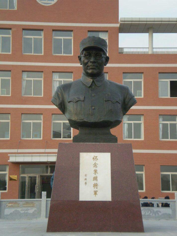 历史上有那些死于冷箭/流弹/意外的大人物?