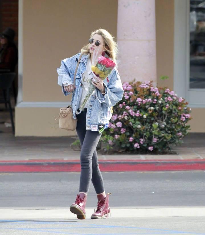 而今天的paris活泼快乐,随性潇洒,衣着个性哥特笑容快乐也温暖.