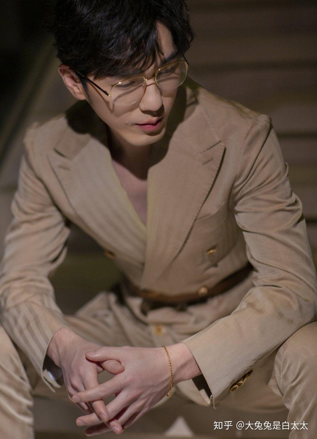 能发一些戴眼镜的帅哥斯文败类照片给我吗真的好喜欢啊