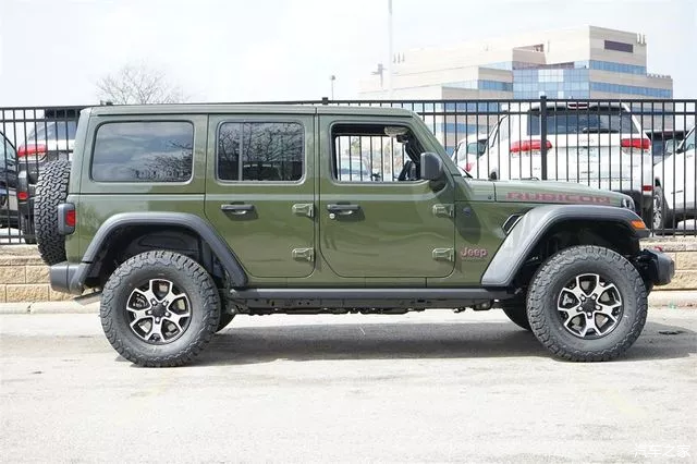 吉普牧马人硬派越野采用军绿色涂装非常有味道