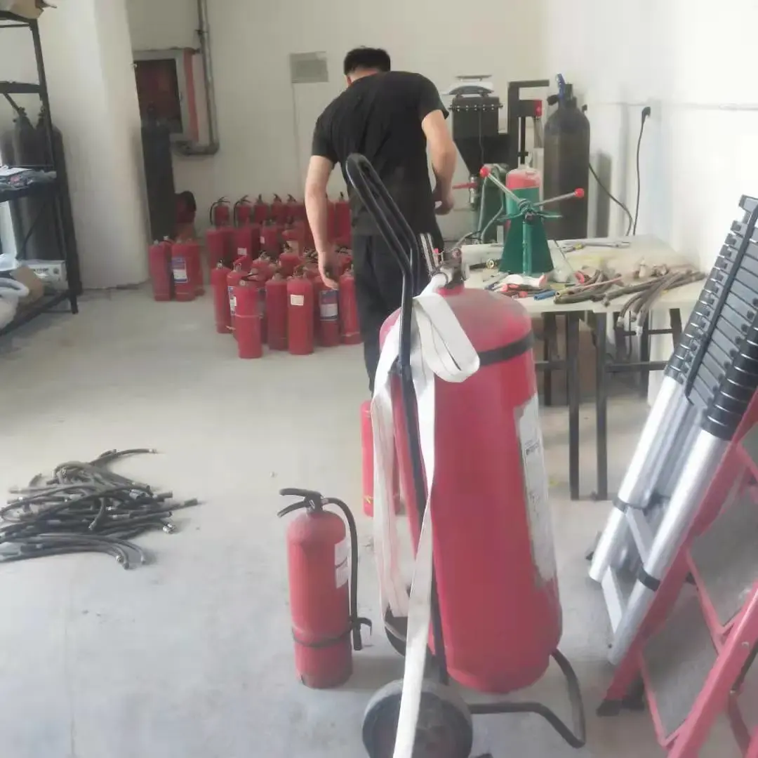 求生存,管理促效益,诚信引客户"的发展理念,从事灭火器维修工作的技术