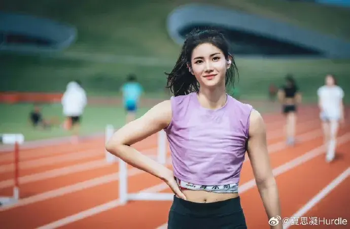 夏思凝同款年轻人的第一台ai手机一加ace3v发布1999元起67