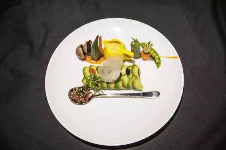 润的牛油果,入口即化不再是虚言,而微微辣的墨西哥甜椒汁和清爽的芥末