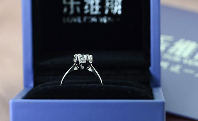 求婚戒指买多大 v2-dfc9ce7ec138efb707bffd527c526889_1440w.jpg?source=172ae18b