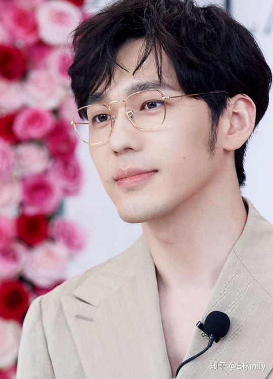 能发一些戴眼镜的帅哥斯文败类照片给我吗真的好喜欢啊